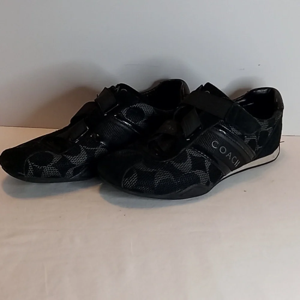 COACH BLACK JENNEY STYLE SIZE 6M GENTLY PRELOVED / FLAW ON INNER HEEL